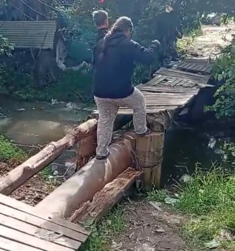 Un vecino de Villa Itapé mostró en un video las condiciones en las que viven varias familias