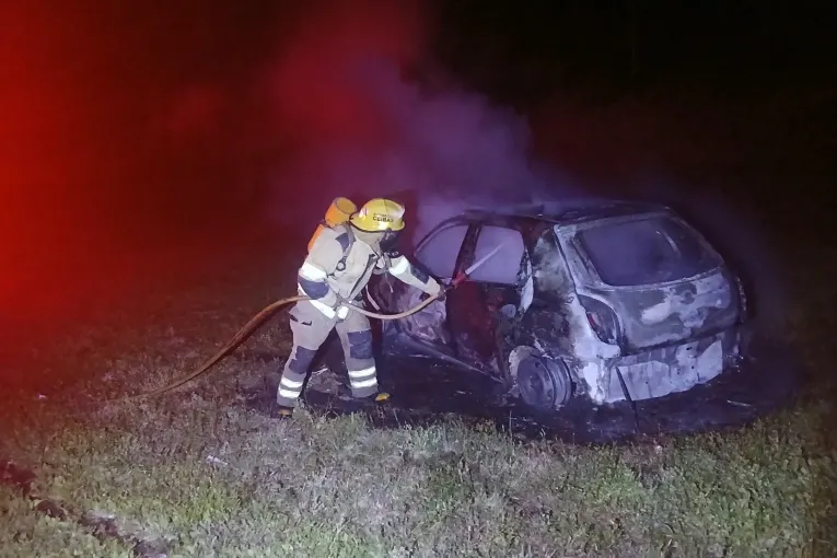 Un vehículo fue consumido por las llamas: el conductor resultó ileso