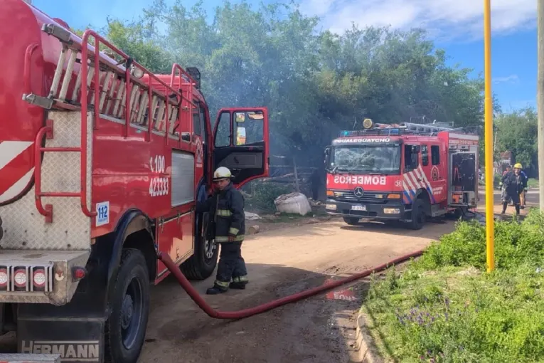 Un voraz incendio destruyó una casilla precaria y afectó a dos casas linderas