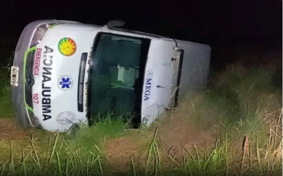 Una ambulancia de Santa Elena volcó con cuatro ocupantes en la Ruta 12