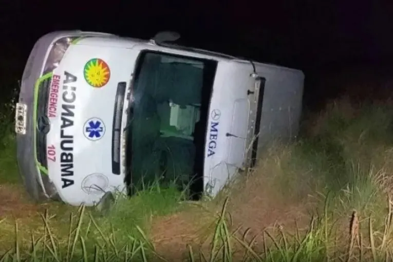 Una ambulancia de un hospital entrerriano volcó con cuatro ocupantes