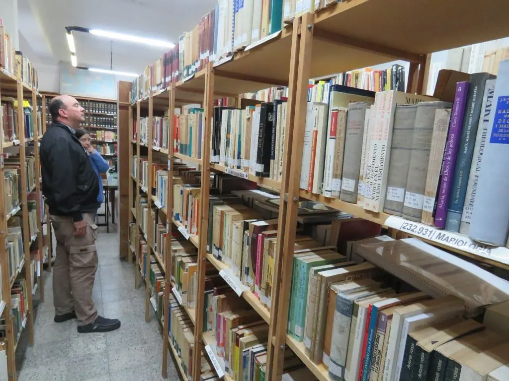 Una biblioteca de la Iglesia que abre sus puertas