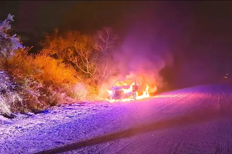 Una camioneta se incendió en plena marcha y quedó destruida sobre la ex Ruta 14