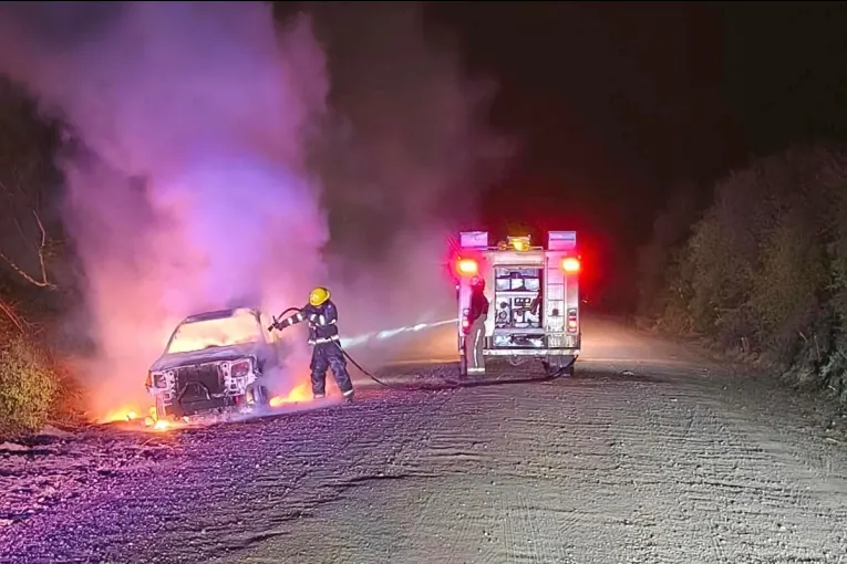 Una camioneta se incendió por completo mientras circulaba por la ex ruta 14