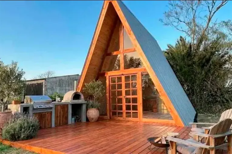 Una casa alpina de 48 m² se construye en cinco días: cuánto cuesta y qué incluye