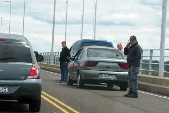 Una ciclista argentina chocó con un auto en el Puente Artigas y sufrió lesiones graves