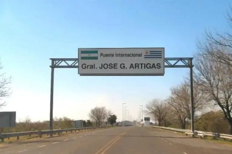 Una ciclista argentina sufrió lesiones graves al chocar con un auto en el Puente Artigas