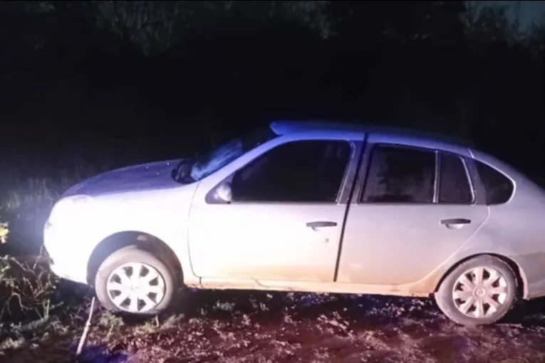 Una conductora alcoholizada despistó y terminó sobre una alcantarilla en la región