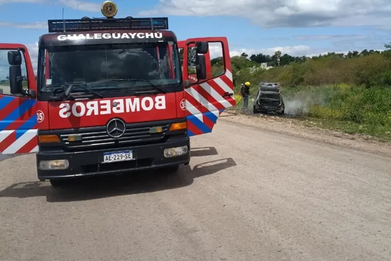Una dotación de bomberos de Gualeguaychú contuvo un incendio vehicular sobre calle Alsina
