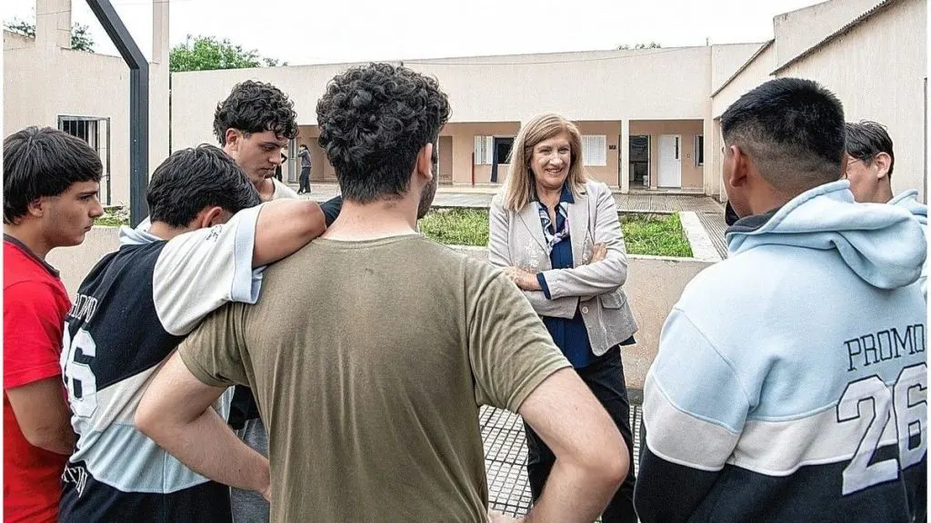 Una escuela de Paraná une poesía y solidaridad con un proyecto abierto al barrio
