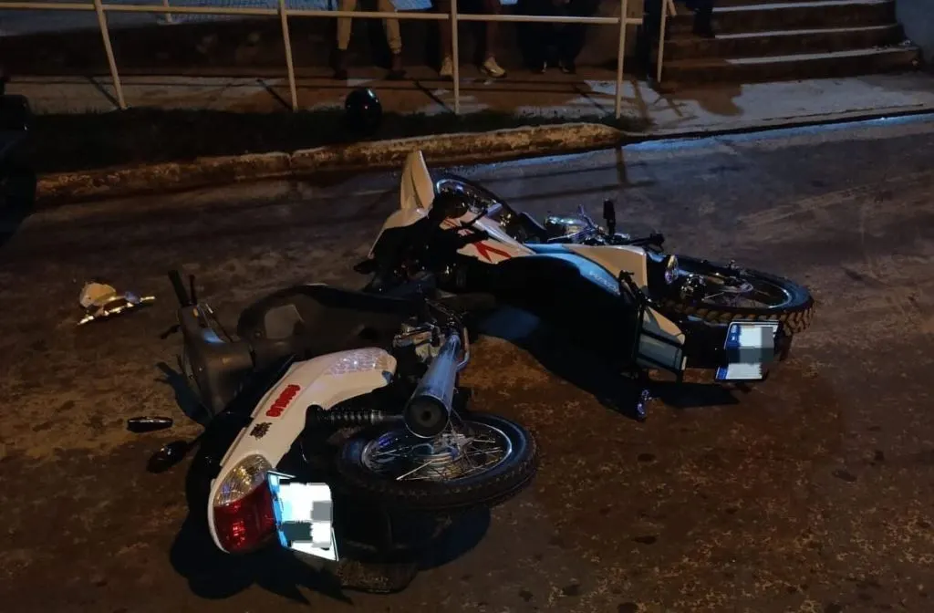 Una joven resultó herida tras el choque entre dos motos