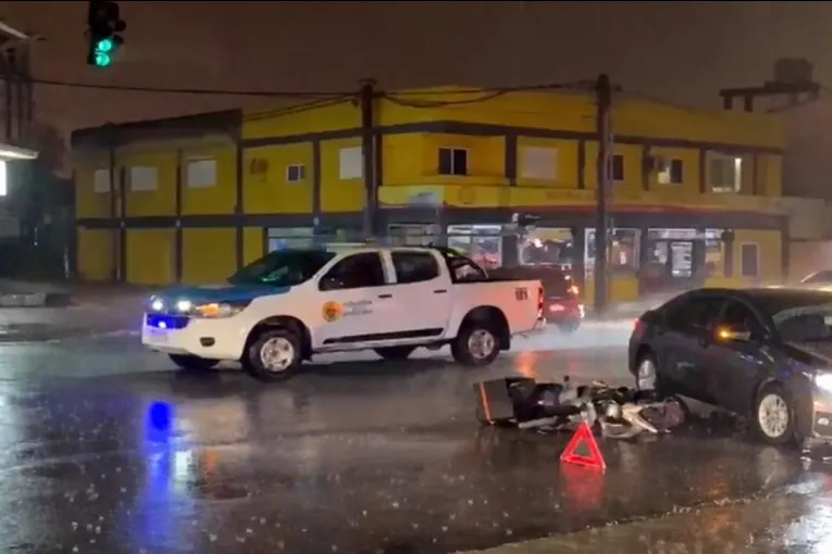 Una motociclista fue hospitalizada tras un choque en una esquina semaforizada