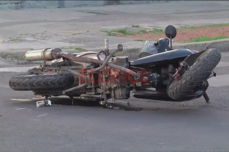Una motociclista resultó herida tras chocar con un auto en esquina de Paraná