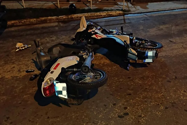 Una mujer fue hospitalizada tras un choque de dos motos que circulaban en el mismo sentido
