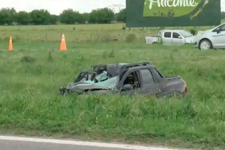 Una mujer murió tras el choque entre una camioneta y un camión en una autopista