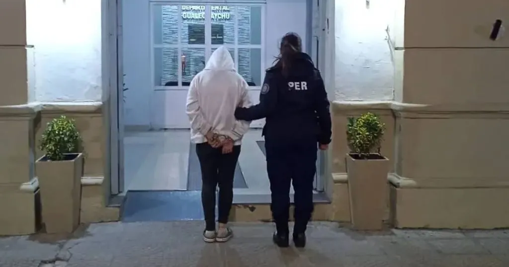 Una mujer quiso entrar a robar a una vivienda saltando una reja y justo la vio un vecino