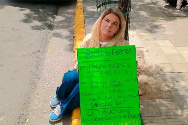 Una mujer se encadenó frente a ANSES en Córdoba para reclamar la jubilación de su esposo enfermo
