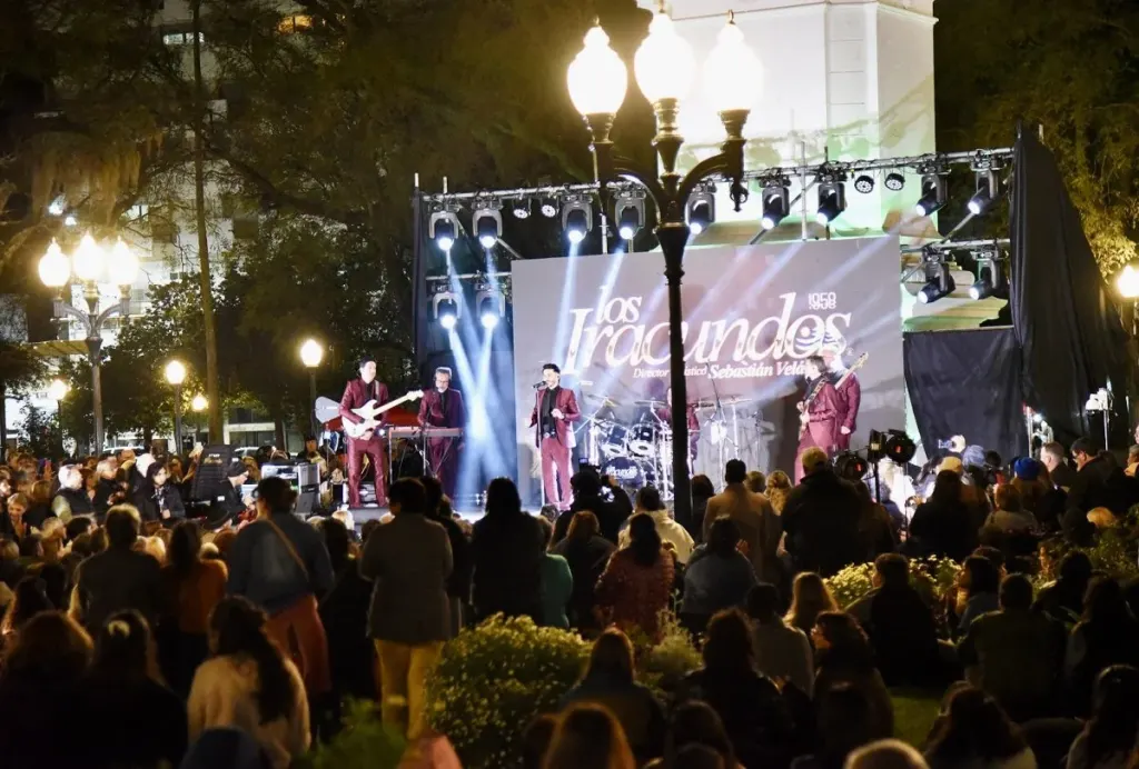Una multitud disfrutó de Los Iracundos en una noche inolvidable en Plaza Ramírez