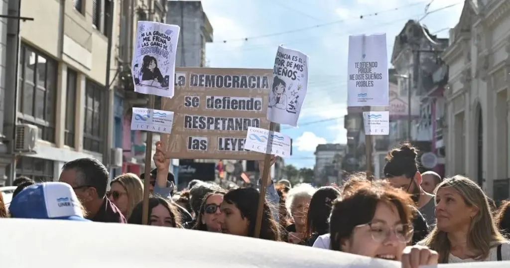 Una multitud se movilizó en Gualeguaychú para exigir al Gobierno que cumpla con la Ley de Financiamiento Universitario