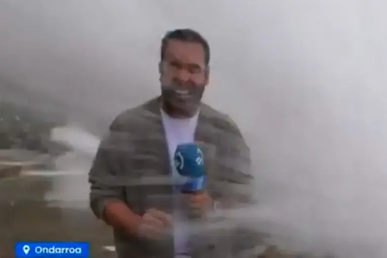 Una ola gigante arrastró a un periodista mientras transmitía en vivo: el video
