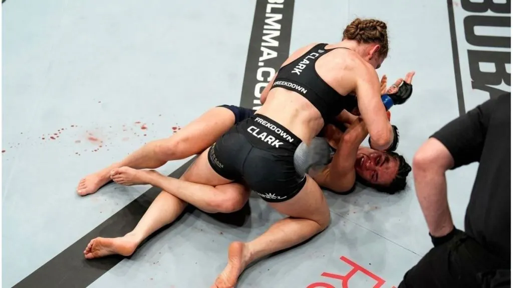 Una peleadora de MMA sufrió un percance con su ropa en plena pelea y promocionó su OnlyFans
