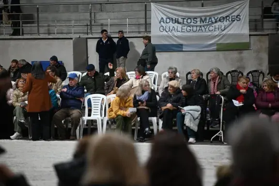 Unos 300 adultos mayores disfrutaron del Desfile de Carrozas Estudiantiles