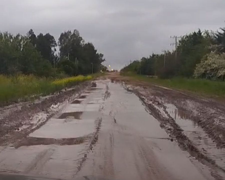 Vecinos denuncian el estado de abandono del camino viejo a San Justo: «Se transformó en una pileta»