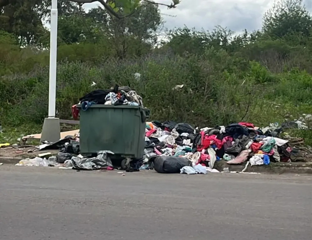 Vecinos denuncian que arrojaron una gran cantidad de ropa en la vía pública