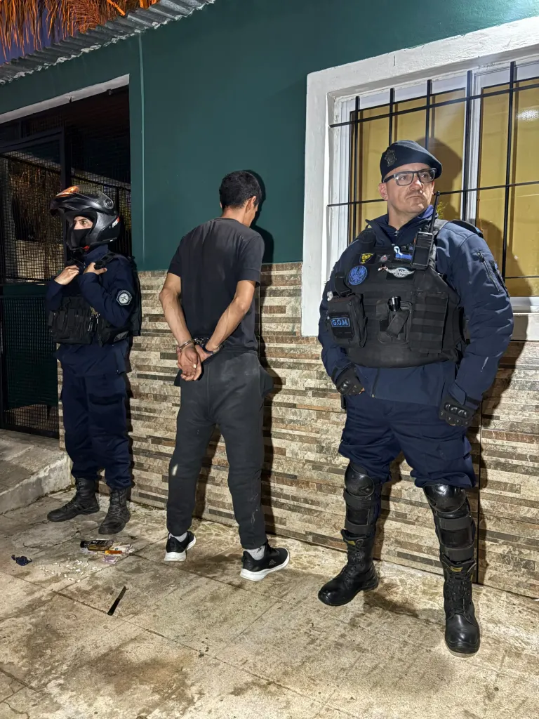 Vendía Cocaína en la vereda, divisó la Policía y se metió la droga en la boca para evitar ser detenido.