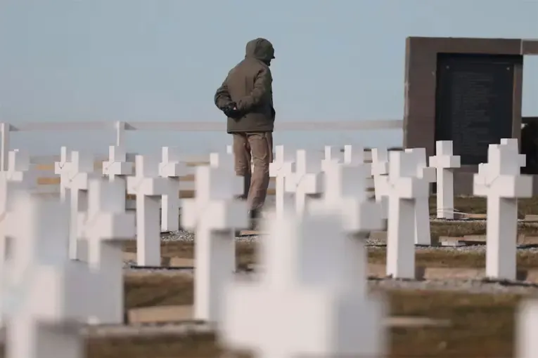 Veterano regresó a Malvinas para homenajear a compañeros caídos con pinturas: “Sentía la presencia de los chicos”