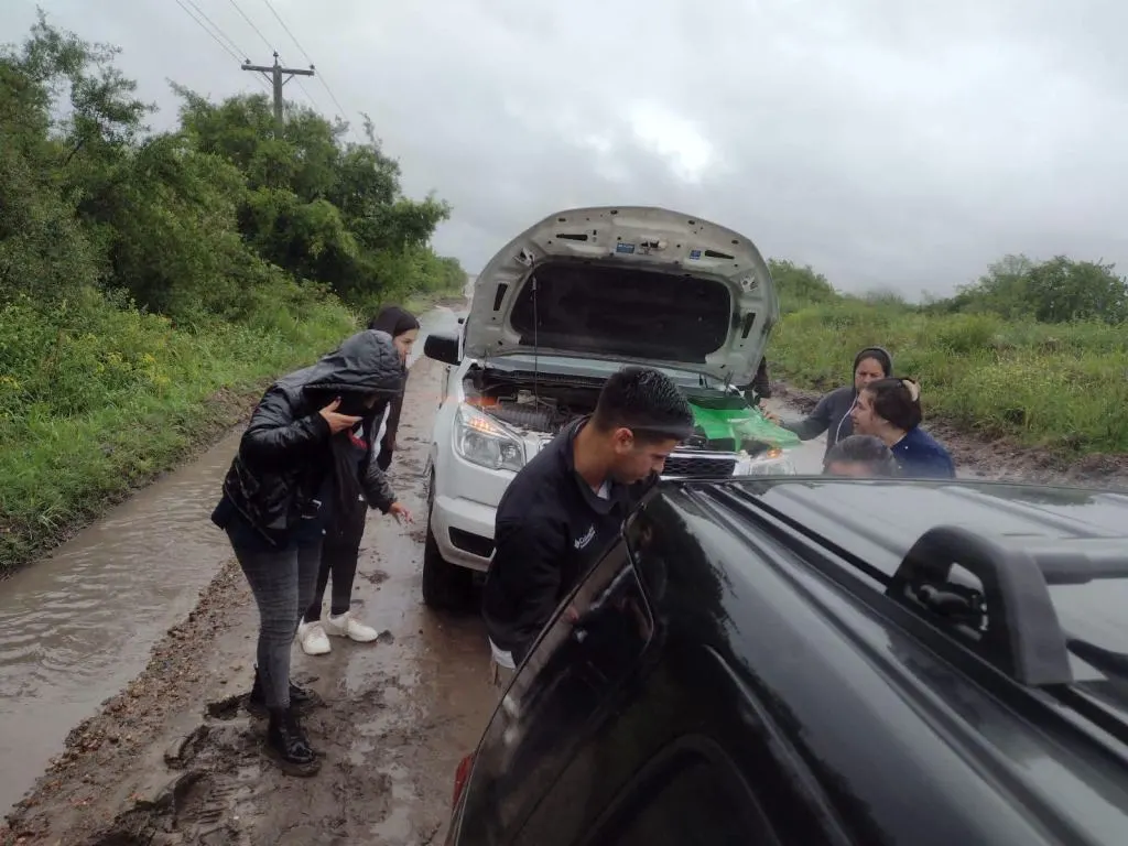 Viajaban de Lucas a Villaguay, se les rompió el auto, y recibieron ayuda