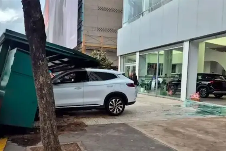 Video: quiso probar un auto eléctrico chino y lo terminó chocando