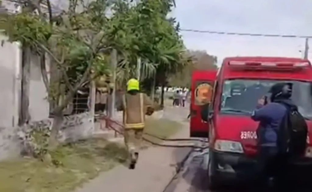 Video: se incendió una sala de velatorios en Paraná y una joven fue rescatada desmayada