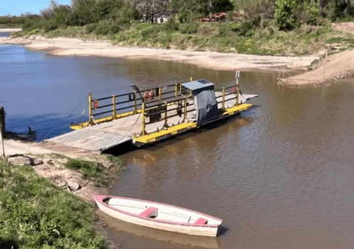 Villa Urquiza suspendió el servicio de balsa por la creciente y las lluvias