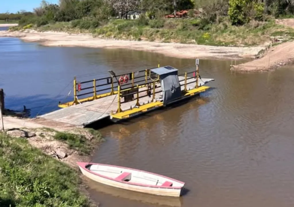 Villa Urquiza suspendió el servicio de balsa por la creciente y las lluvias