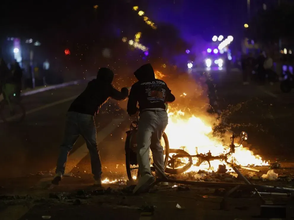 Violentas protestas en Barcelona: la policía detuvo a decenas de manifestantes por saqueos a comercios