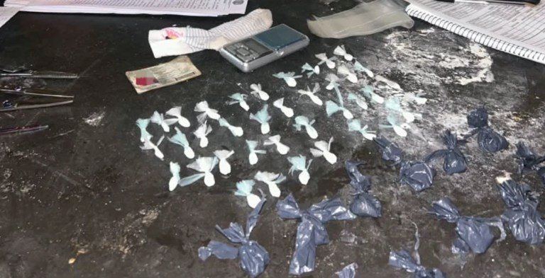 Violó una orden de restricción y lo encontraron durmiendo en lo de su ex, que estaba fraccionando cocaína