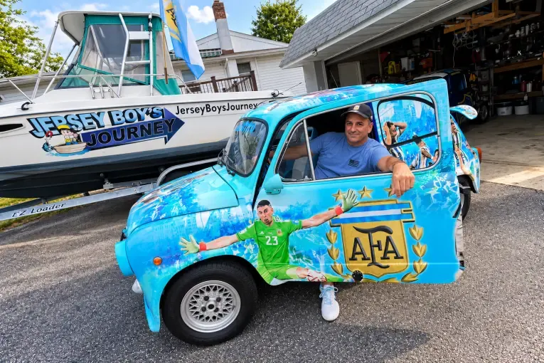 Vive hace más de 40 años en Nueva Jersey y pasea con «El Bosterito» y «El Argentito», dos Fiat 600 únicos