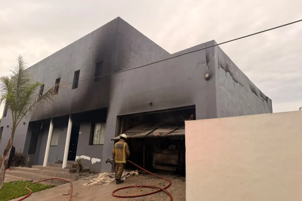 Voraz incendio afectó a una vivienda tras la falla eléctrica de un vehículo estacionado en el garaje