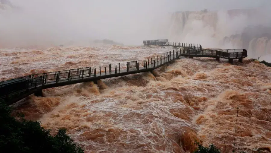 Vuelven a cerrar este miércoles circuitos de las Cataratas por la crecida del río Iguazú