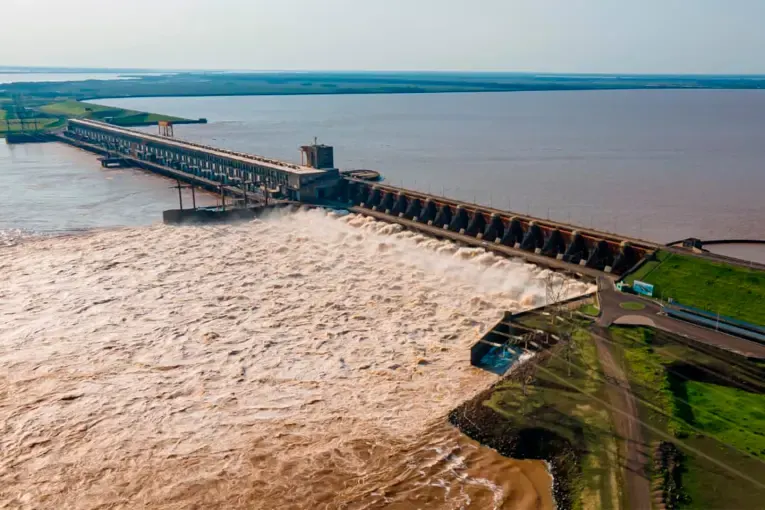 Yacyretá abrió las compuertas para atenuar los efectos del aumento de caudal del río Paraná